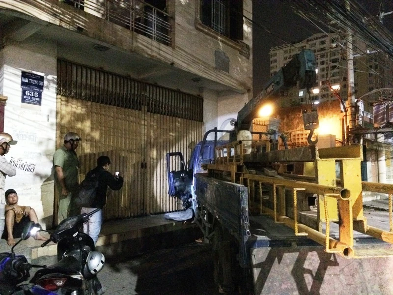 Xe tải mất lái lao vào nhà dân ảnh 2 Xe tải mất lái lao vào nhà dân ảnh 2